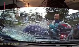 Clip: Bị bấm còi, người đi xe máy dùng mũ bảo hiểm phang vỡ kính ô tô