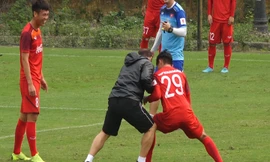 Ông Park đọ sức với cầu thủ U23 Việt Nam trong buổi tập