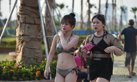 Hàng nghìn người đổ về công viên nước lớn nhất Hà Nội giải nhiệt