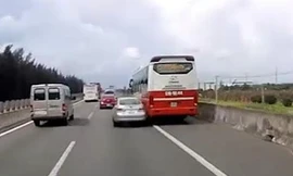 Xe khách vượt lên trên lấn ôtô bay kính xe trên cao tốc