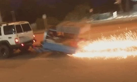 Tài xế phóng xe qua rào chắn đường ray để ‘cắt đuôi’ cảnh sát