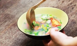 Thói quen ăn cơm chan canh gây tranh cãi của người Việt