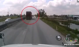 Container chuyển hướng ẩu, tài xế đi sau phải phanh cháy lốp tránh va chạm