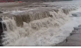 Thác nước màu vàng lớn nhất thế giới tuôn đổ