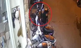 Trộm bẻ khoá liên tiếp 2 chiếc xe máy nhưng bất thành ở Hà Nội
