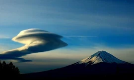 Đám mây có hình dạng giống như đĩa bay ở núi Phú Sĩ
