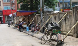 Video: Dân Hà Nội liều mình ngồi uống trà bên bức tường sắp đổ