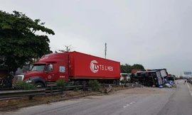 Khoảnh khắc kinh hoàng xe tải mất lái, lao vào đoàn người tại Hải Dương