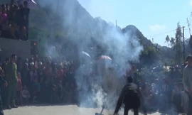 Video: Thót tim lễ hội nhảy lửa của dân tộc Dao tại Hà Giang