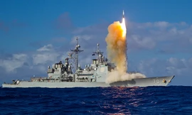 Tàu khu trục Mỹ USS Roosevelt phóng tên lửa phá hủy mục tiêu
