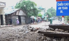 Sạt lở hàng trăm điểm, huyện biên giới Thanh Hóa bị cô lập