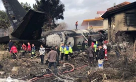 VIDEO:Hiện trường rơi máy bay chở hàng Boeing 707 khiến 15 người chết 