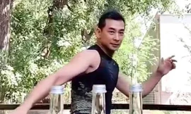 Triệu Văn Trác bật 3 nắp chai bằng một cú đá