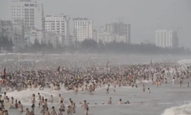 VIDEO: Nhiều bãi biển đông nghịt người dịp nghỉ lễ