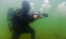 Súng trường ADS 'lưỡng cư' độc nhất vô nhị của Nga phô diễn sức mạnh