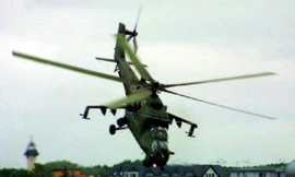 'Xe tăng bay' Mi-24 chúi mũi cất cánh độc đáo