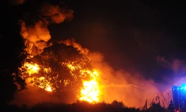 Hàng trăm cảnh sát dập đám cháy kho dầu nhớt ven Sài Gòn