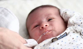 Video: Bác sĩ khoa nhi bày cách sơ cứu sặc sữa ở trẻ sơ sinh