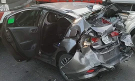 Ôtô bị tông biến dạng khi dừng đèn đỏ ở Sài Gòn