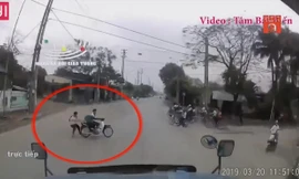 Học sinh lái xe tạt đầu container, nhảy xuống yên để thoát thân