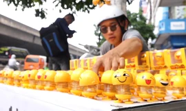 Chàng trai bán lò xo mặt cười ở vỉa hè, thu lời 5 triệu một ngày