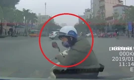 VIDEO: Xe máy va quệt với ô tô và cách xử lý đáng khâm phục của tài xế