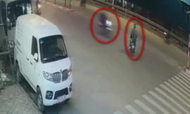 VIDEO : Xe máy sang đường như trong sân nhà, bị tông rụng bánh