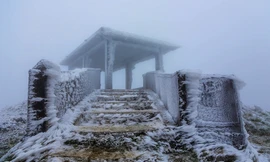 Băng giá phủ trắng đỉnh Mẫu Sơn