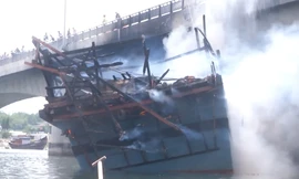Tàu cá chứa 25.000 lít dầu cháy rụi ở Quảng Ngãi