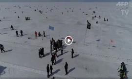 Gần 1.500 người khoan băng câu cá ở hồ sâu nhất thế giới