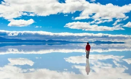 Cánh đồng muối lớn nhất thế giới trông như mặt gương khổng lồ