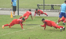 Cầu thủ U23 Việt Nam căng sức với bài tập kéo dây đôi