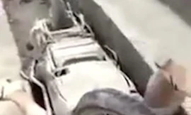 Đi đường không quan sát, nữ tài xế ngã vào rãnh thoát nước