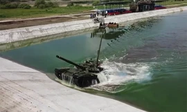 Khóa huấn luyện lái xe tăng dưới nước của lính Nga
