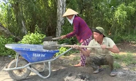 Vợ chồng cựu chiến binh bỏ tiền sửa đường giúp dân ở Cà Mau