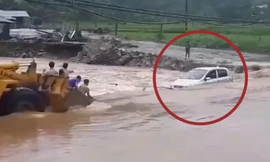 Ôtô bị cuốn trôi khi đi qua đập nước lũ