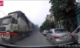 Clip: Xe tải bốc cháy lao vun vút trên đường ở Hưng Yên