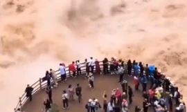 Clip: Du khách liều mạng đứng xem dòng nước dữ như 'quái vật'