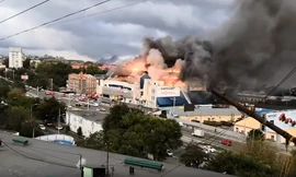 Hỏa hoạn dữ dội ‘nhấn chìm’ trung tâm thương mại trong biển lửa