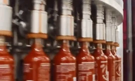 Tương ớt Sriracha nổi tiếng khắp nước Mỹ được làm như thế nào?