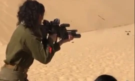 Nữ quân nhân Israel nhả đạn đầy uy lực trên sa mạc