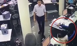 Camera ghi hình thanh niên cầm kiếm cướp ngân hàng