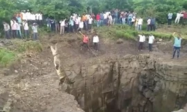 Người đàn ông mạo hiểm xuống giếng sâu 12 m để cứu cá sấu