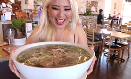 Cô gái một mình ăn hết tô phở khổng lồ trong hơn 20 phút