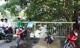 Người dân ngủ trưa tại khu vực thí điểm làm sạch sông Tô Tịch