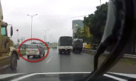 Kinh hoàng xem cảnh xe container đi kiểu 'san bằng tất cả'