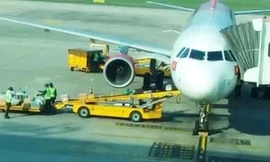 Clip ghi lại cảnh hai nhân viên ném hành lý của khách ở sân bay