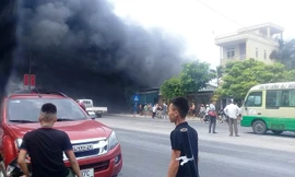 Quốc lộ 1A ách tắc do khói từ đám cháy lớn ở nhà dân