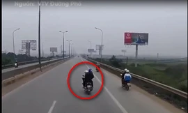 Nam thanh niên liều lĩnh lạng lách thách thức trước đầu xe container