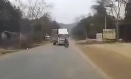 Lạng lách đánh võng, 2 thanh niên tông vào đầu container